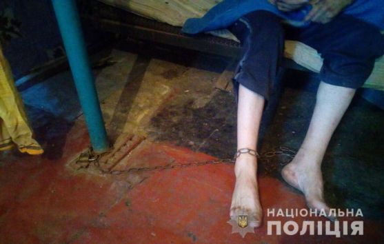 Нацполиция задержала женщину, которая приковала цепью собственного сына. Фото: