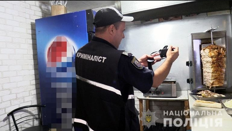 Киоск с шаурмой, в котором отравились 7 человек. Фото: Нацполиция