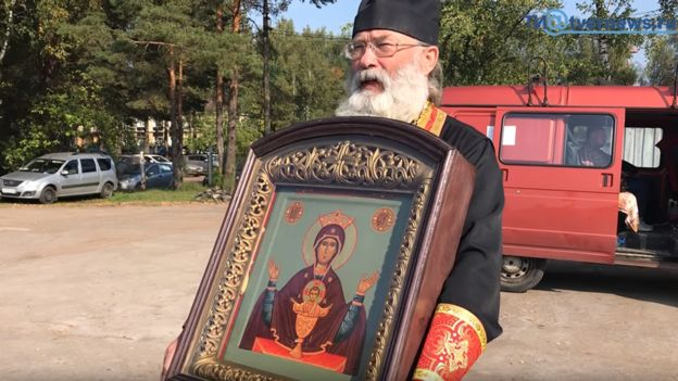Священник с иконой. Фото: 