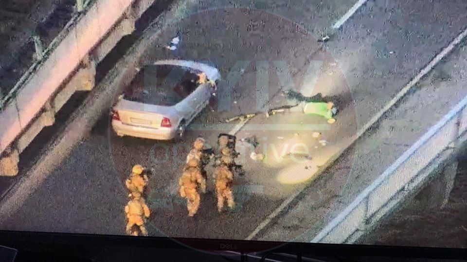 Задержание злоумышленника на мосте Метро. Фото: telegram.KyivOperativ
