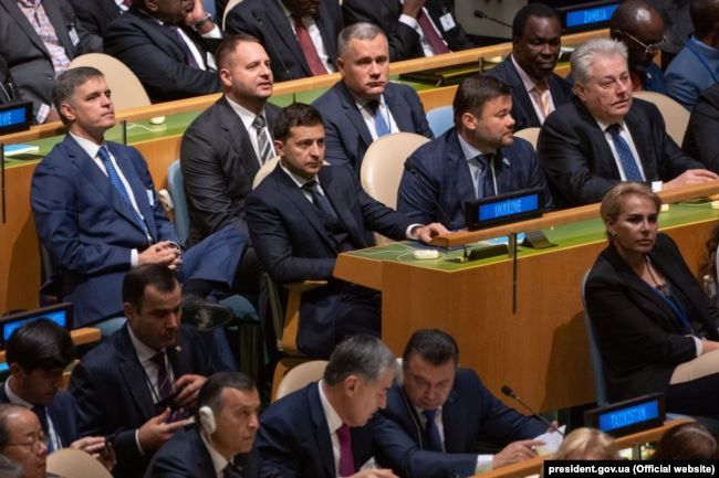 Андрей Ермак сидит за президентом Владимиром Зеленским на Генассамблее ООН. Фото: radiosvoboda.org