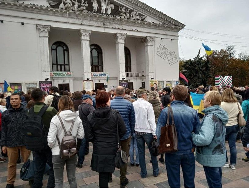 В Мелитополе также собрались люди на акцию протеста. Фото: focus.ua/