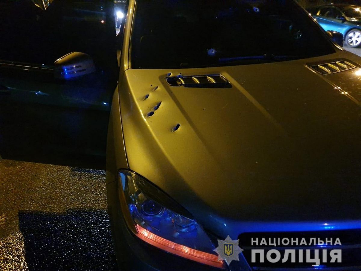 Обстрелянный автомобиль.
