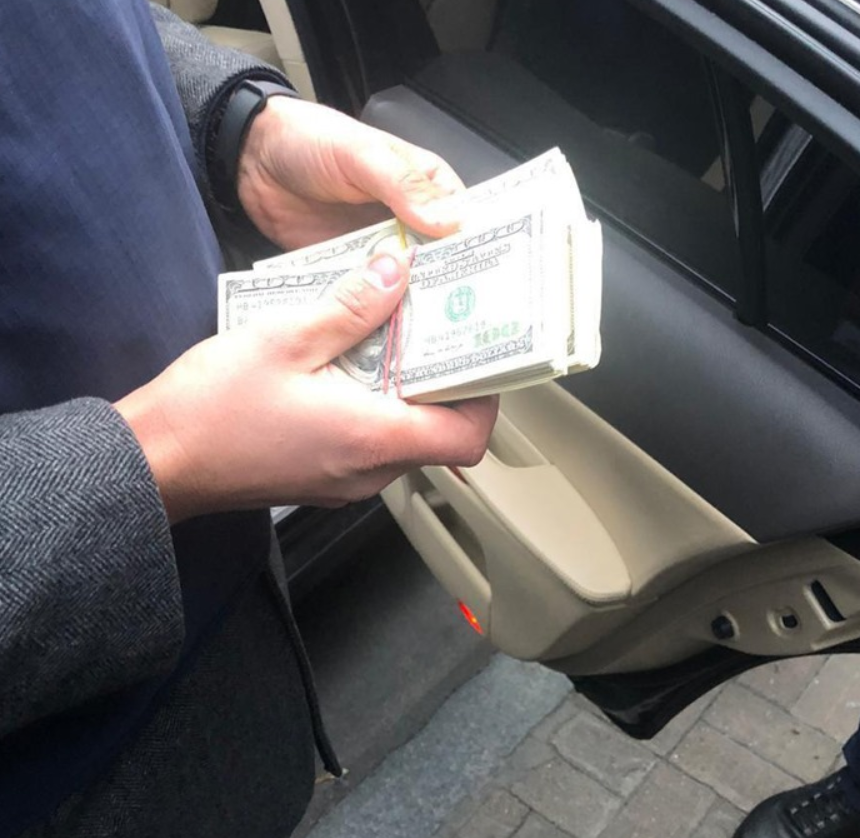 Задержание сотрудника НБУ при получении взятки. Фото: прокуратура Киева