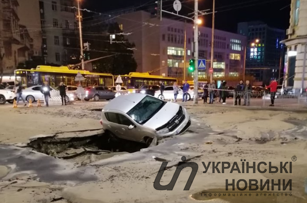 Прорыв трубы с горячей водой в центре Киева