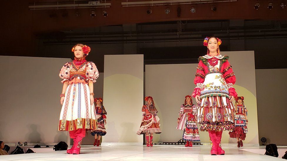 Японки в костюмах в украинском стиле. Фото: Виолетта Удовик/BBC