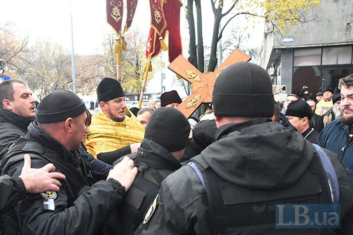 Разбирательства под зданием суда. Фото: Макс Левин, LB.ua
