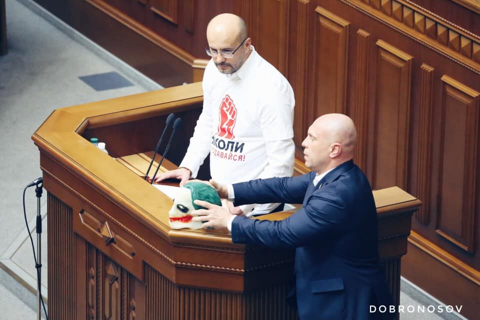 Ілля Ківа у масці. Фото: Facebook/Ян Доброносов 