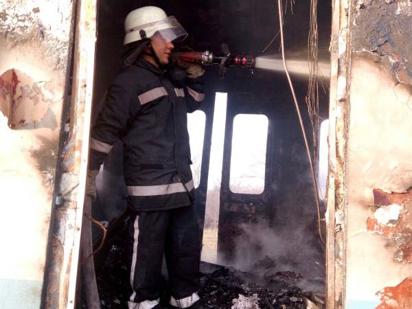 Горевший поезд. Фото: ГосЧС