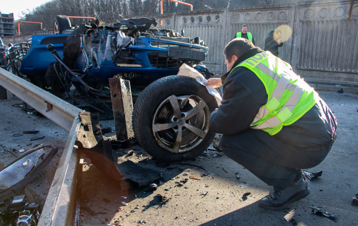 Porsche перекинувся на Старонаводницькій. Фото: Інформатор