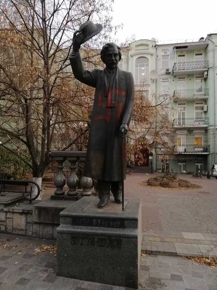 Памятник Шолом-Алейхему со свастикой. Фото: Моше Реувен Асман/Facebook