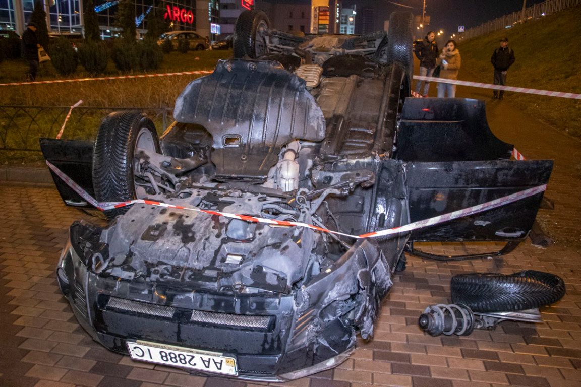 Авто упало с моста в Киеве. Фото: Информатор