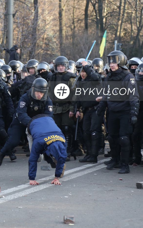 Сутички протестувальників з поліцією під Радою. Фото: Букви