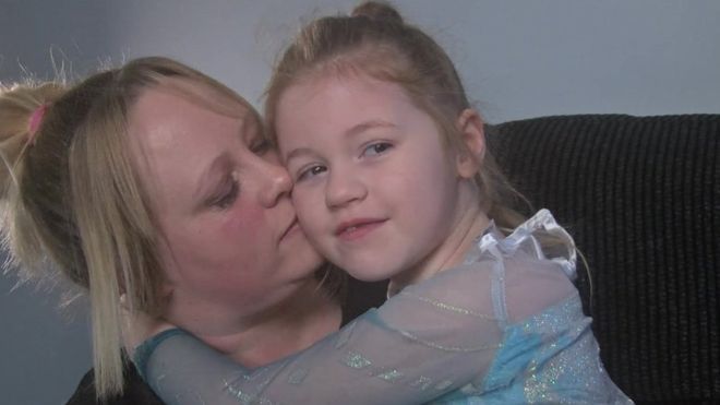 Софи Скилл и ее мама Клер Скилл. Фото: BBC News