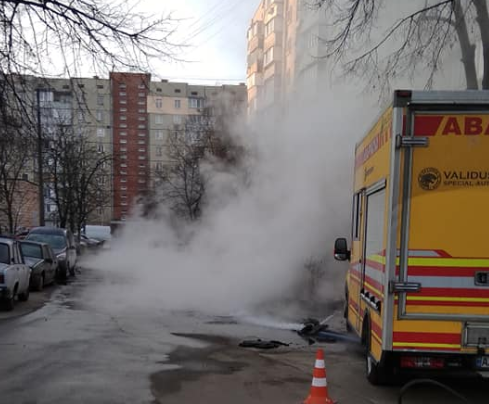 Прорив труби на Виноградарі. Фото: Ігор Григор'єв/ 