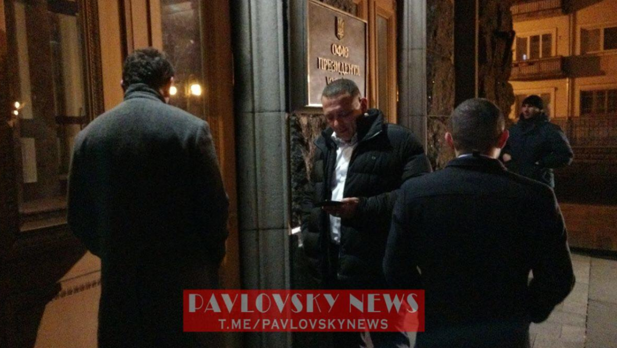 Депутатів не пустили в Офіс президента. Фото: Pavlovsky News/Facebook