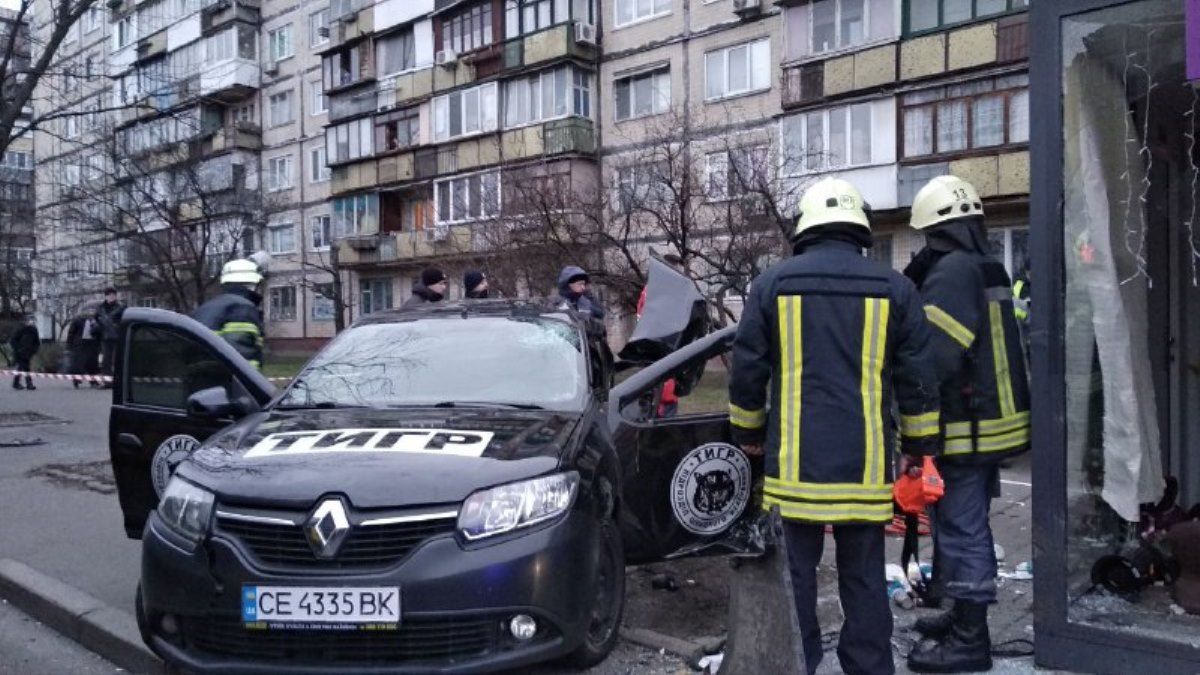 Renault Logan влетел в остановку с людьми. Фото: Информатор