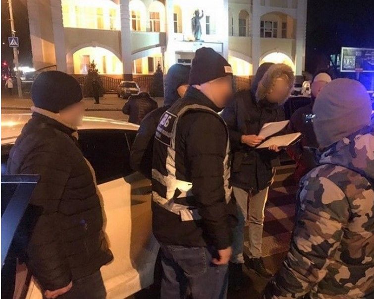 В Днипре на крупной взятке поймали полицейского. Фото: dpchas.com.ua