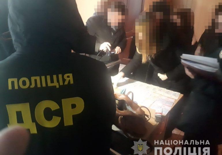 Полиция задержала взяточницу.
