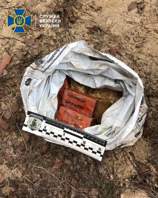 Взрывчатка на военном полигоне. Фото: СБУ 