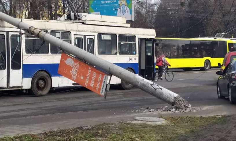 Троллейбус повредила электроопора. Фото: Игорь Зинкевич/Фейсбук