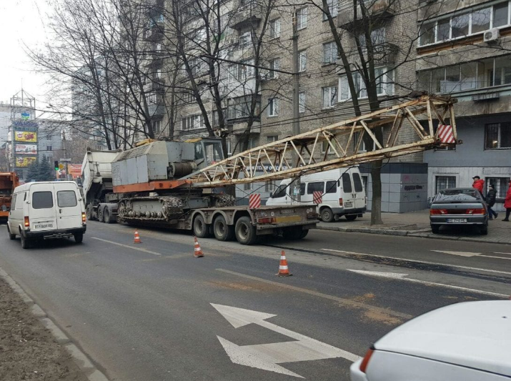 В Днипре на дорогу вылилось машинное масло. Фото: nаshemisto.dp.uа