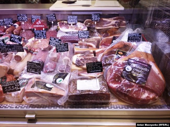 Запрещнные для ввоза в Россию продукты на прилавке в севастопольском 