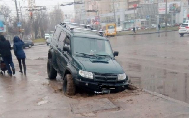 Машина влетела в яму