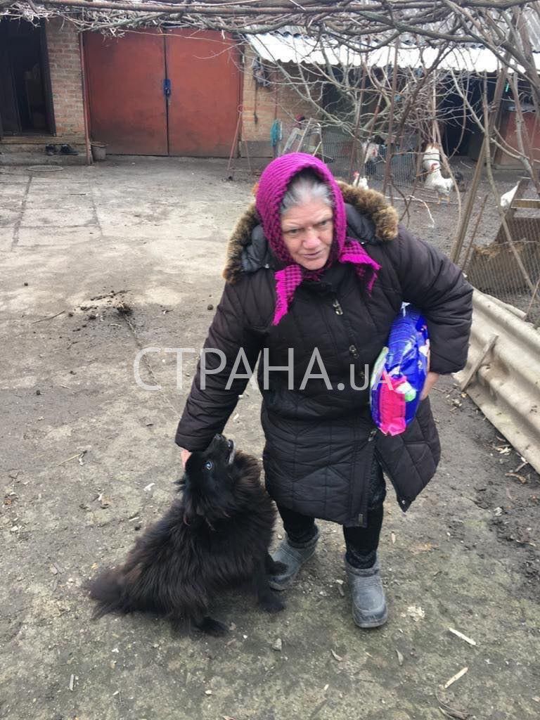 Пенсионерка и собака, которого Брагарь предлагал продать. Фото: 