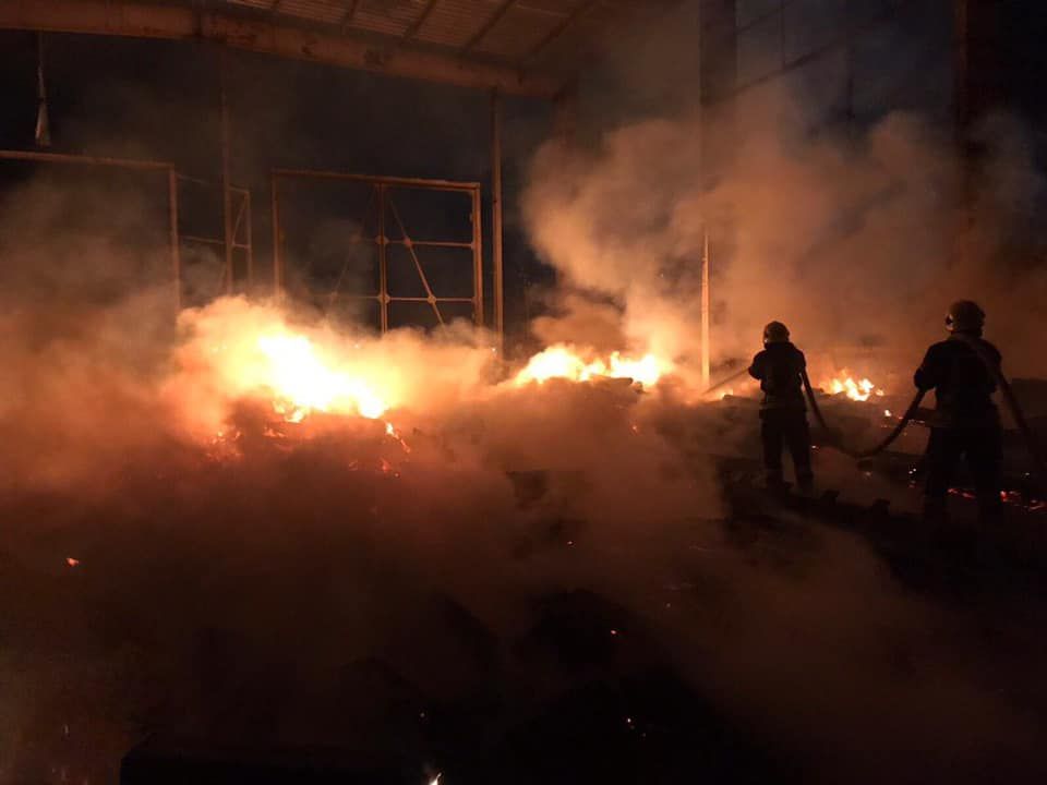 Огонь охватил около 100 квадратных метров. Фото: ГосЧС