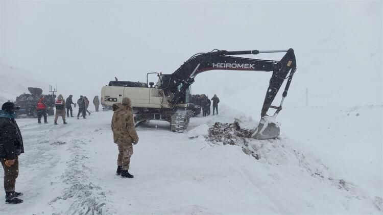 Спасатели работают на месте лавины. Фото: hurriyet.com.tr
