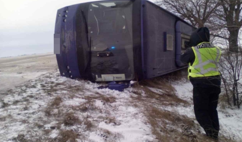 Рейсовый автобус попал в ДТП на скользкой трассе под Одессой. Фото: полиция