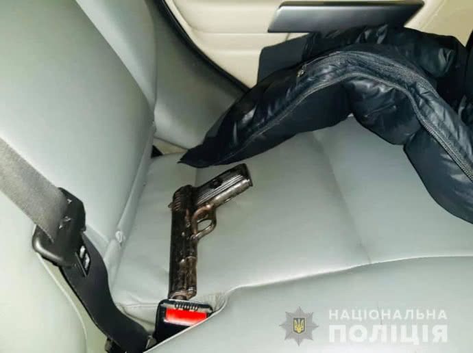 Чтобы остановить внедорожник, в машину стреляли

