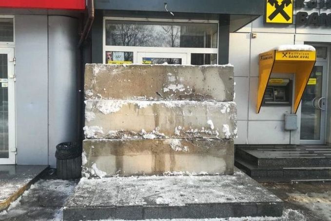 В Днипре наливайку забаррикадировали бетонными блоками. Фото: Наше місто