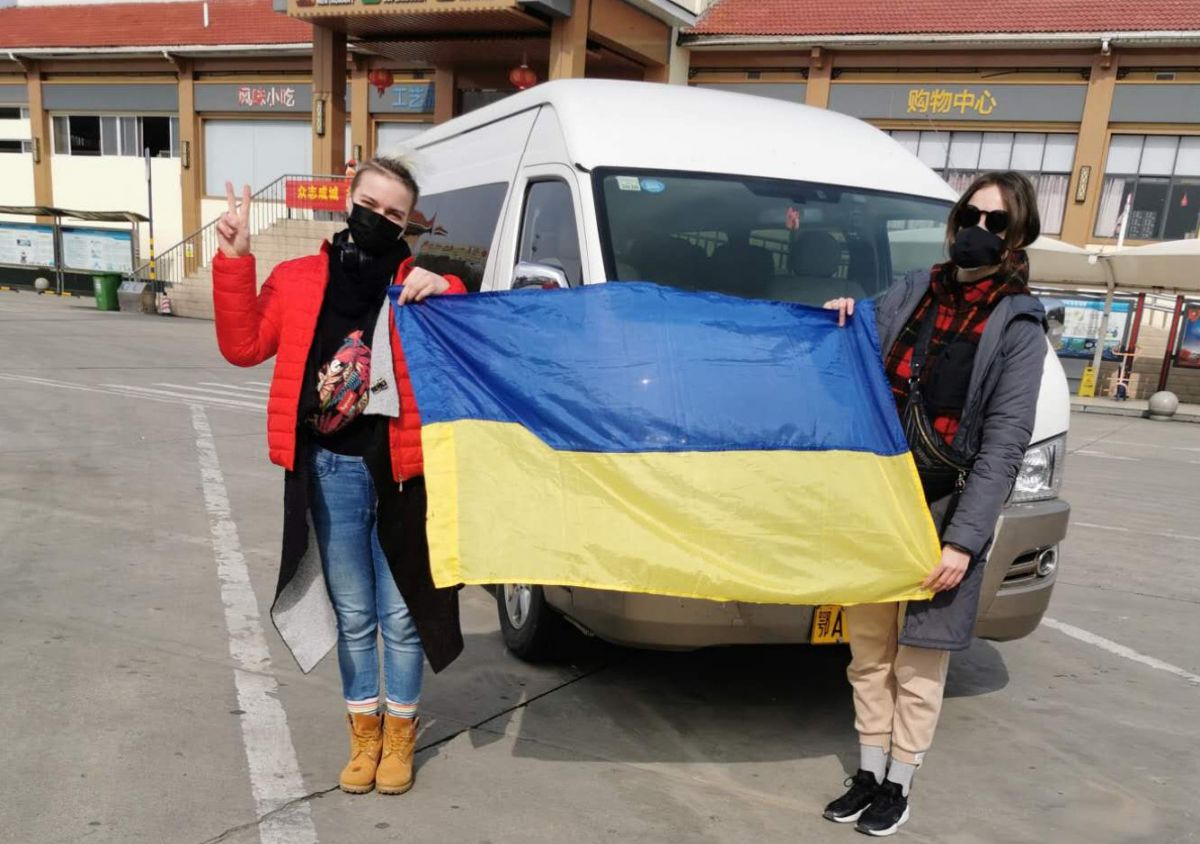 Українці в Ухани. Фото: china.mfa.gov.ua