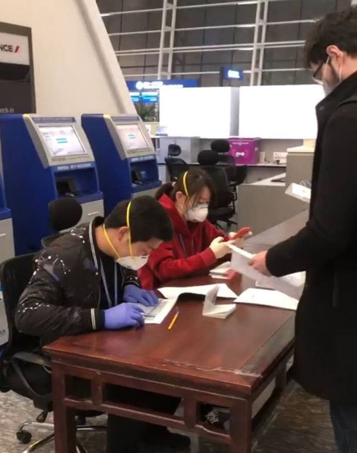Реєстрація на рейс в Україну. Фото: china.mfa.gov.ua