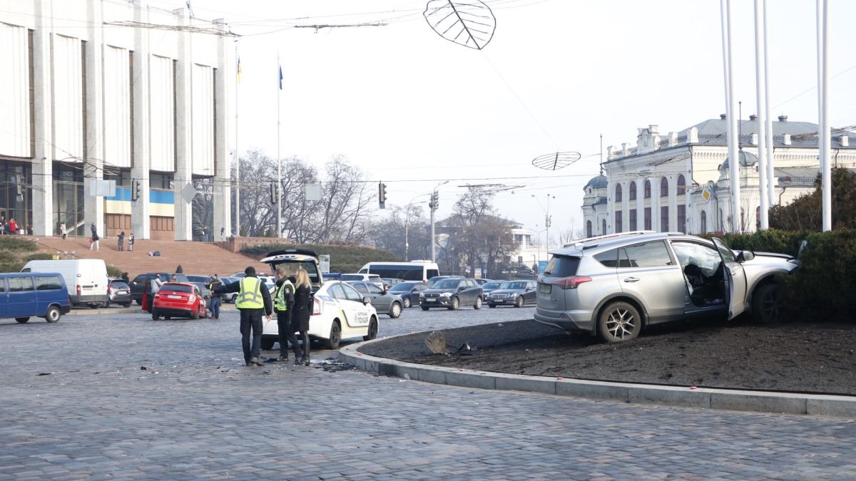 В Киеве на Европейской площади Toyota протаранила Uber и застряла в клумбе