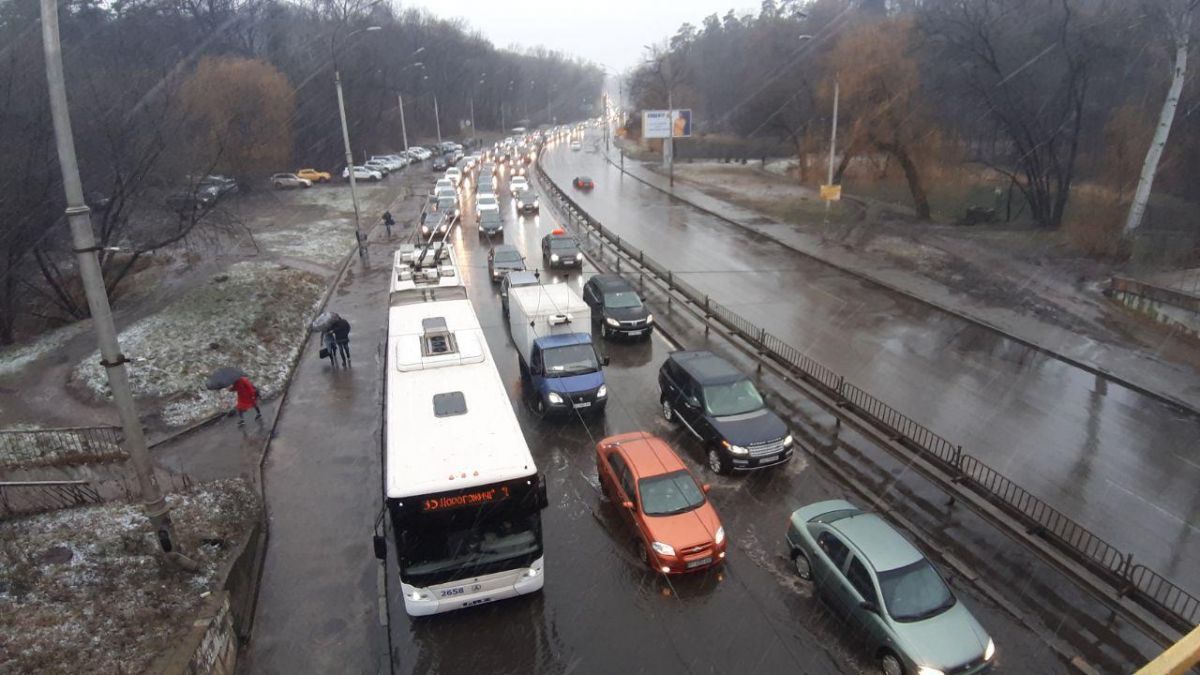 Пробка з-за потопу на Сирці. Фото: Великий Київ 