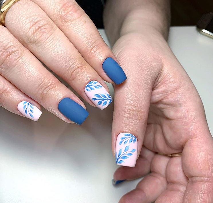 Синий матовый маникюр. Фото: Инстаграм/brilliartnail