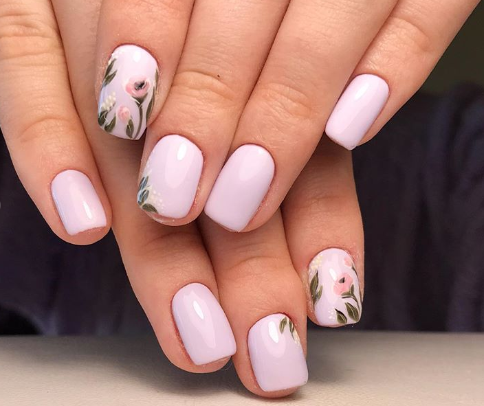 Цветочный маникюр. Фото: Инстаграм/nezhurina_nails