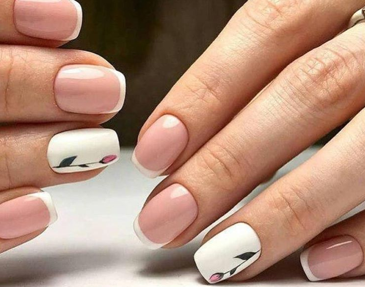 Французский маникюр с цветочным орнаментом. Фото: Инстаграм/nails__masters

