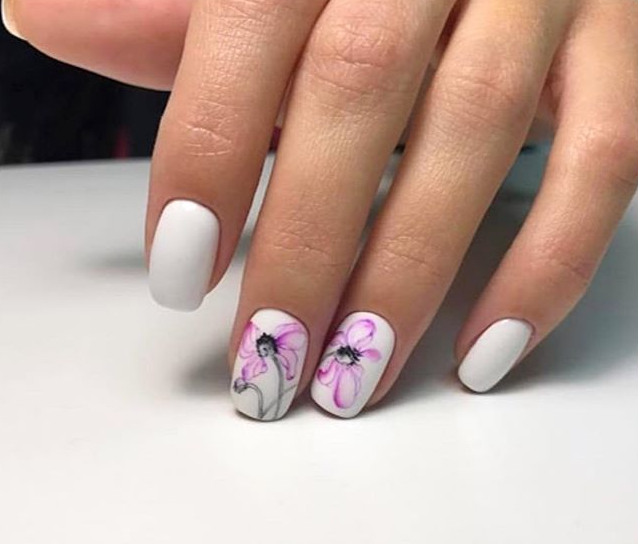 Белый маникюр с цветами. Фото: Инстаграм/salon_dariya_vn