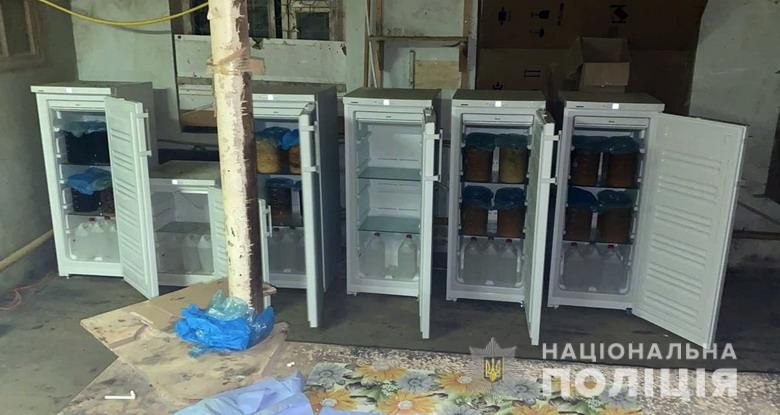 Холодильники с сырьем. Фото: пресс-служба Национальной полиции в Киеве