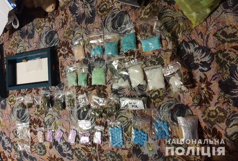 Изъятые наркотики и сырье для их изготовления. Фото: пресс-служба Национальной полиции в Киеве