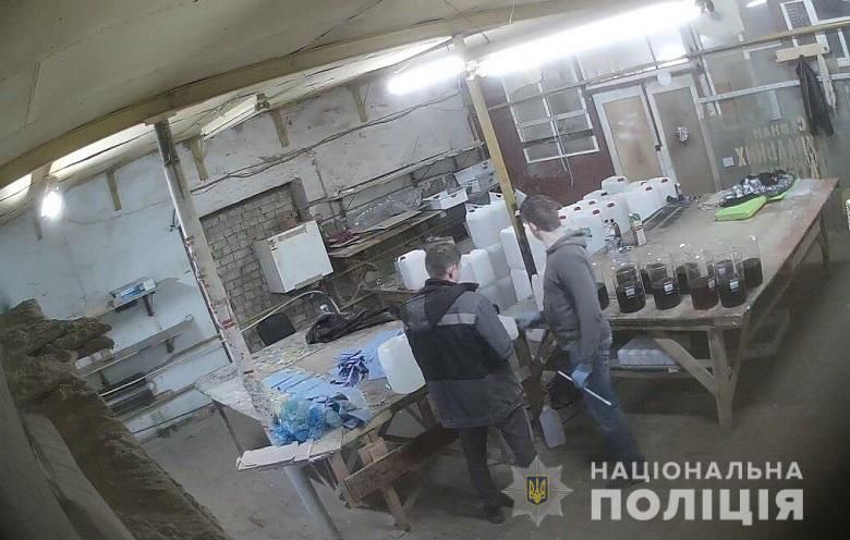 Цех по изготовлению зелья. Фото: пресс-служба Национальной полиции в Киеве