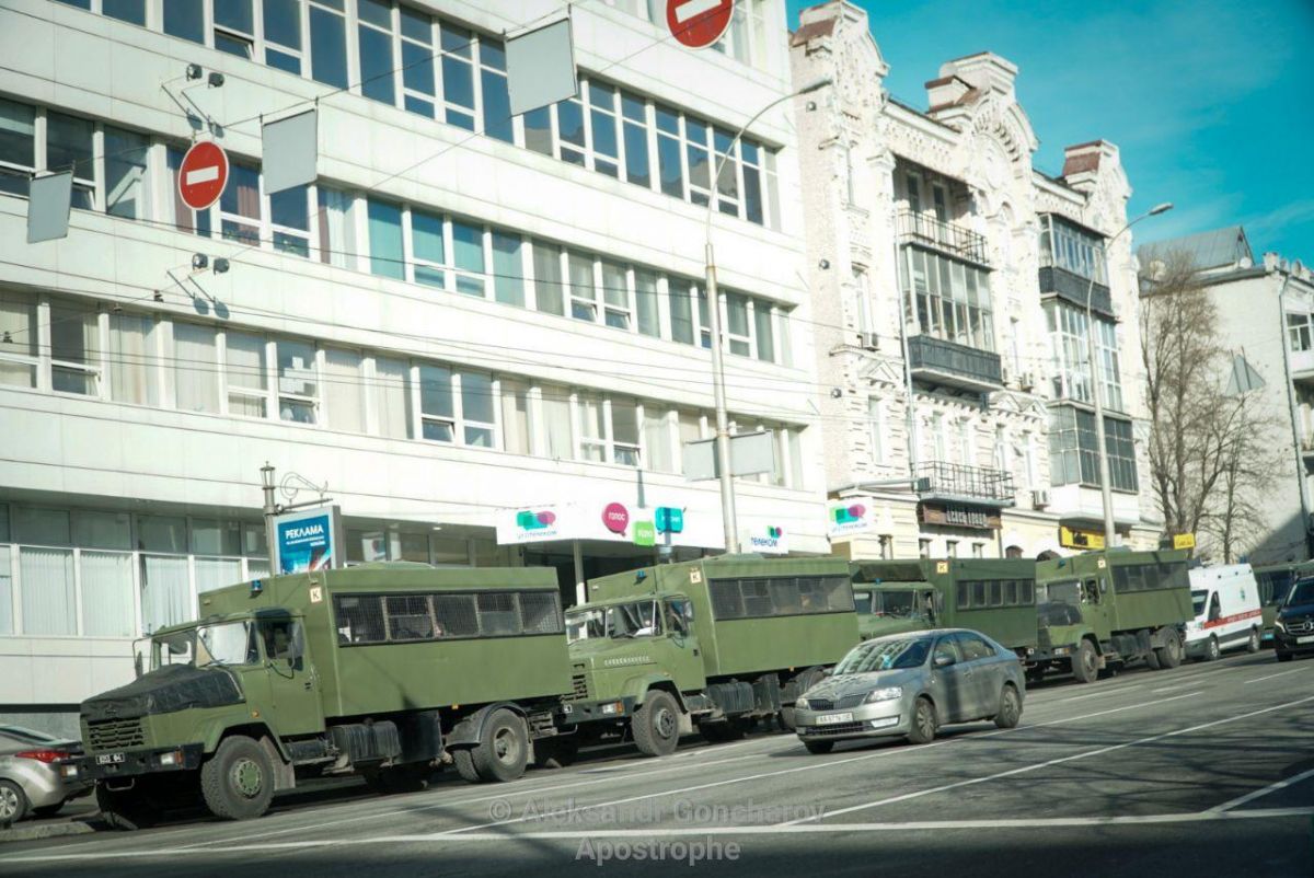 Автозаки под Конституционным судом Фото: Апостроф