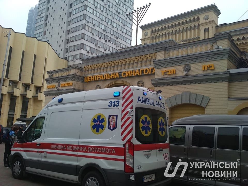 Возле метро стоит автомобиль скорой помощи