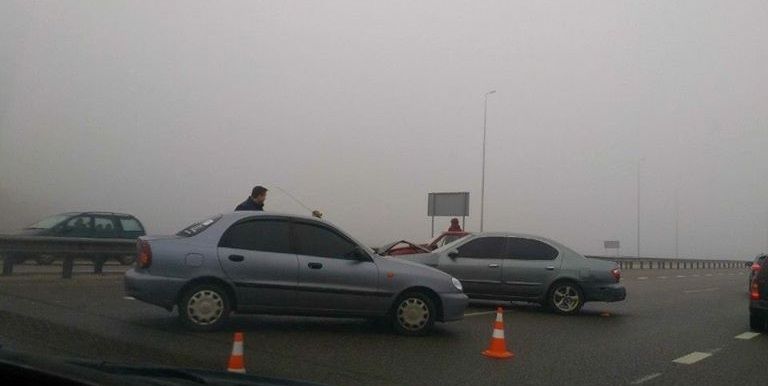 Сообщается о более 10 пострадавших авто. Фото: Dtp.kiev.ua