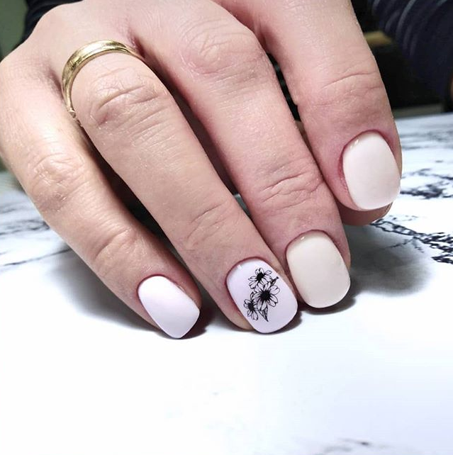 Светлый маникюр с цветами. Фото: Инстаграм/nail_salon_pilki
