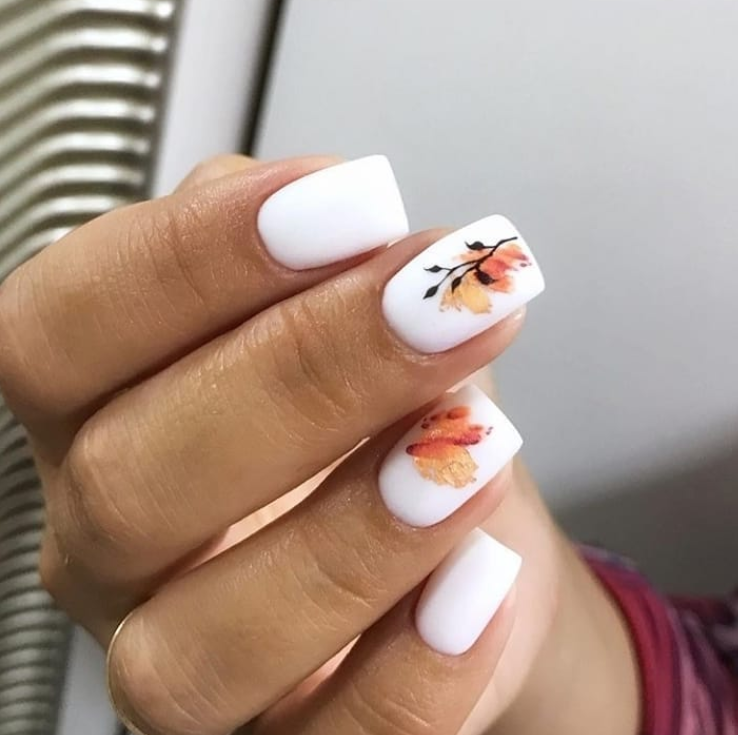 Белые ногти с рисунком. Фото: Инстаграм/nai_lsdesigns